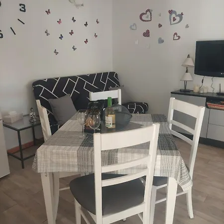 Lovely With Pool Apartmán